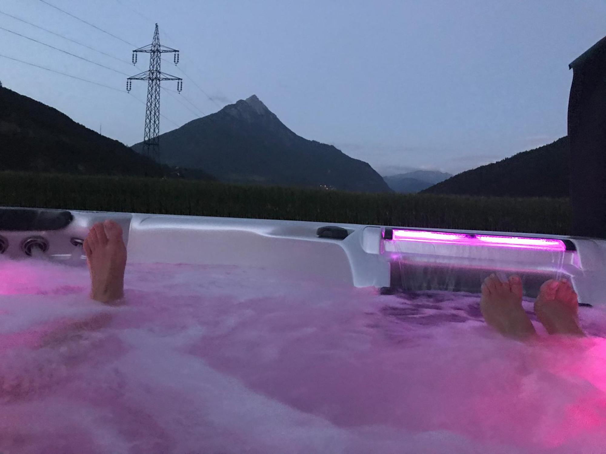 Deluxefort Fuer 10 Gaeste Mit Eigenem Whirlpool Und Fasssauna Imst Bagian luar foto